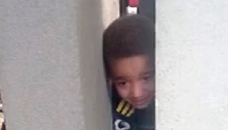 Çocuğun kafası duvara sıkıştı