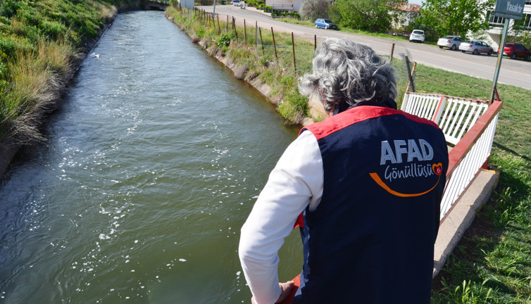 Kavgadan kaçtı yolda gasbettiği otomobille sulama kanalına uçtu