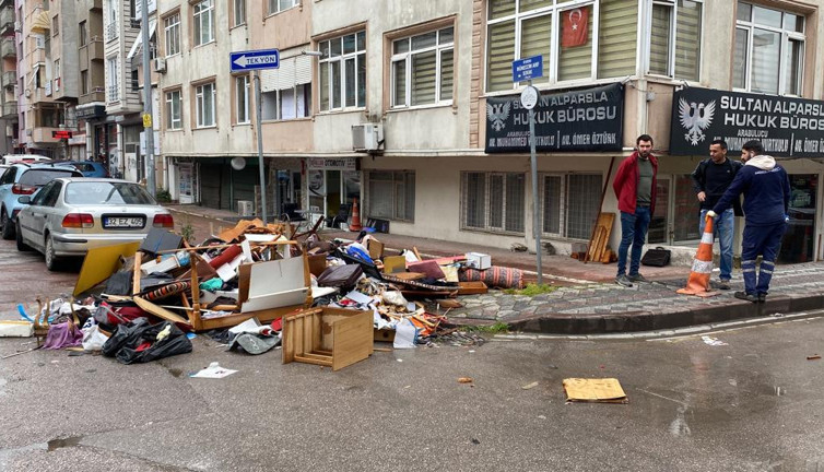 Ölen babasının eşyalarını balkondan atan kız caddeyi çöplüğe çevirdi