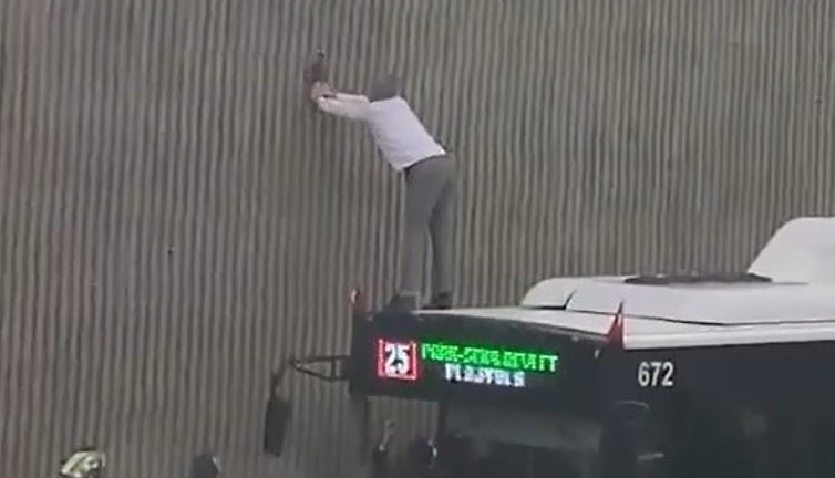 Otobüs şoföründen alkışlanacak hareket