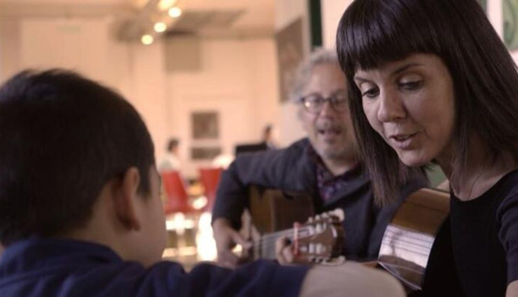 Aşık Veysel vefatının 50. yılında. Arjantinli sanatçıların Uzun İnce Bir Yoldayım performansıyla anıldı