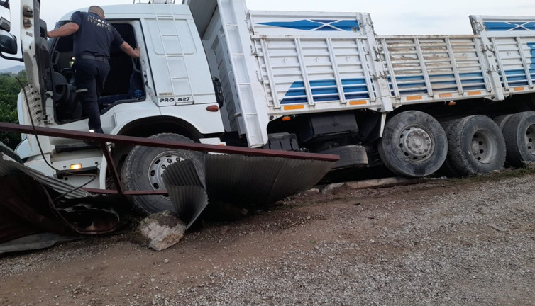 Kamyon şarampole düştü. Şoför direksiyon başında ölü bulundu
