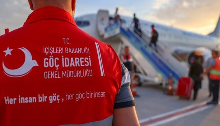 Afgan kaçak göçmenler uçakla ülkelerine gönderildi