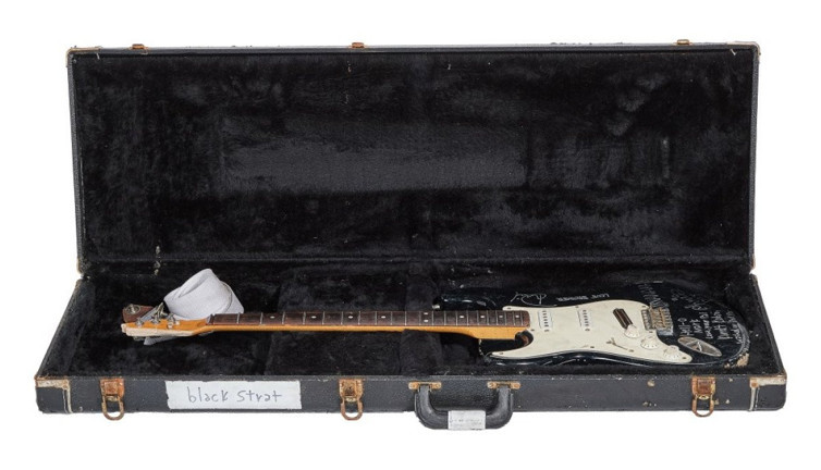 Kurt Cobain’in parçaladığı gitar yaklaşık 600 bin dolara alıcı buldu