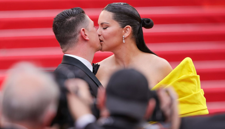 Adriana Lima merdivenlerde aşka geldi