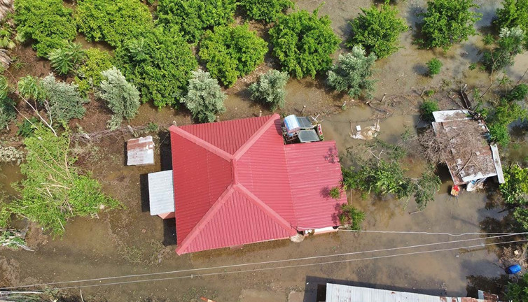 Osmaniye'yi fırtına ve sağanak vurdu. Araziler sular altında kaldı, ağaçlar devrildi