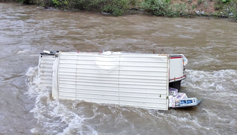 Nehre düşen kamyonetin sürücüsünü arama çalışmaları sürüyor