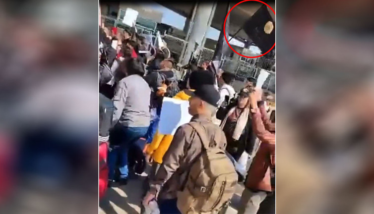 Pakistanlı tarikatın mensupları Kapıkule Sınır Kapısı'nda isyan çıkardı. Türkiye'de bunlar da varmış kim aldı bunları