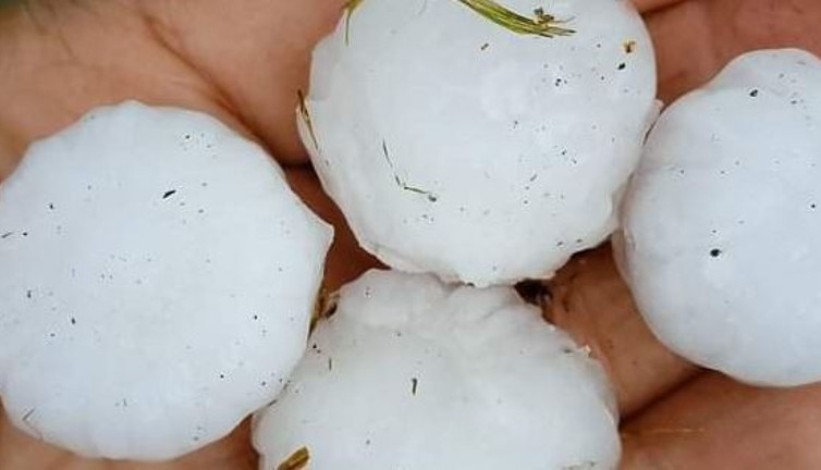 Trabzon’da dolu yağdı vatandaş sığınacak yer aradı