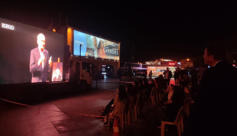 Kılıçdaroğlu'nun katıldığı Mevzular Açık Mikrofon için Kadıköy İskele’ye dev ekranlar kuruldu