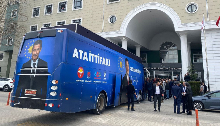 Sinan Oğan TRT’ye çıkıyor. Ambargo uygulandığı için TRT'nin kapısına otobüsle dayanmıştı