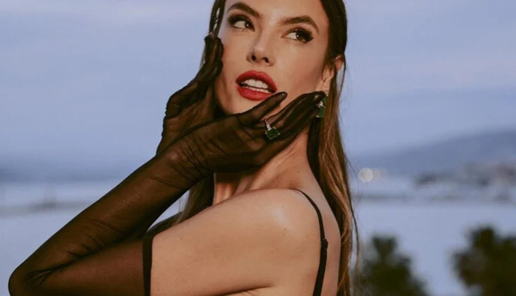Alessandra Ambrosio'da davete iç çamaşırıyla geldi. Modayı Irina Shayk başlattı