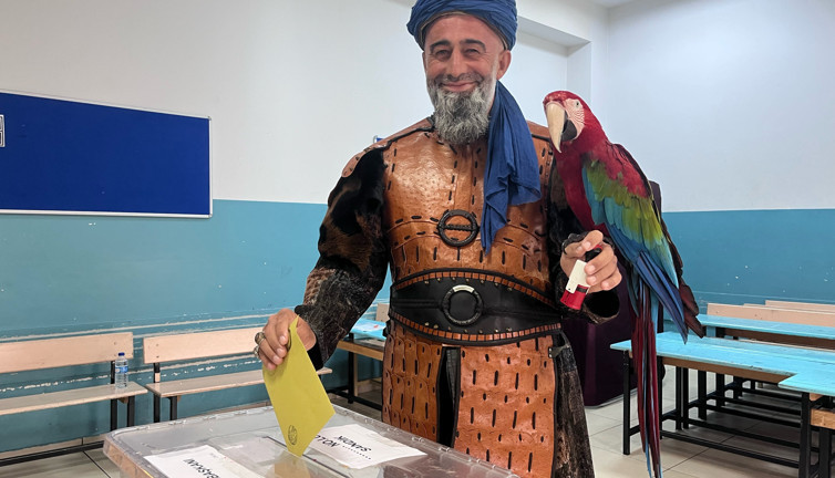 Sandığa papağanıyla gelen vatandaş görenleri şaşırttı