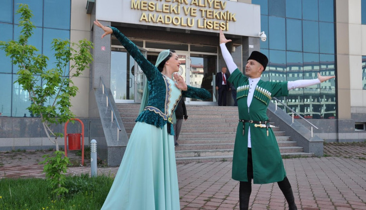 Halk oyunu ekibi kurucusu çift, Kafkas kıyafetiyle sandığa gitti