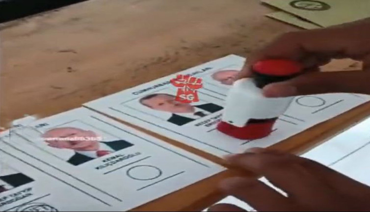 Her sandıktan skandal haberler geliyor. Sandıkta iki oy pusulası ile oy kullandı