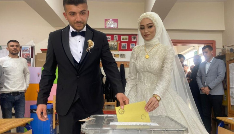 Gelinle damat önce sandığa sonra düğüne gittiler