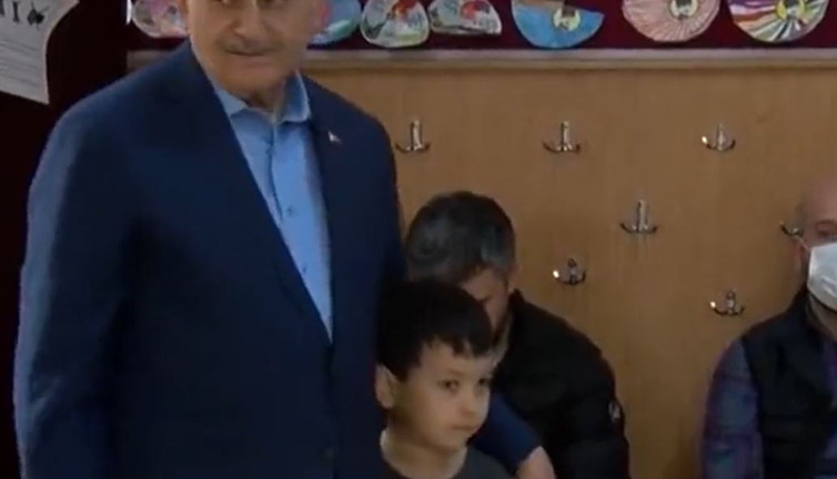 Binali Yıldırım'ın eşi oyunu kime verdi. Oy kabininden geç çıkan eşine "Hanım karar veremedin mi?" diye sordu