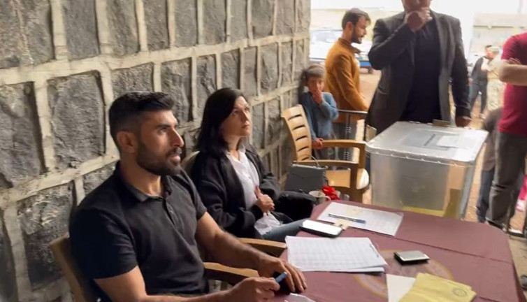 Şanlıurfa'da oy sandığı muhtarın evine kuruldu