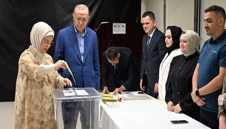 Emine Erdoğan kimliksiz oy kullandı