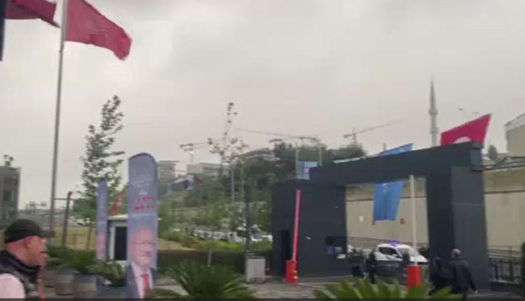 CHP İstanbul İl Başkanlığı binası önünde silah sesleri