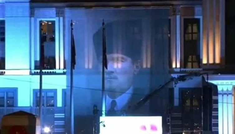 Saraya Atatürk'ün kalpaklı posteri asıldı
