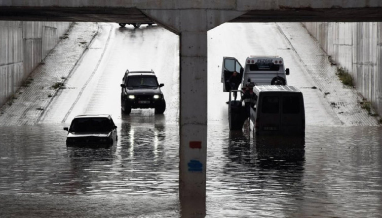 Bilecik'te şiddetli yağış hayatı olumsuz etkiledi