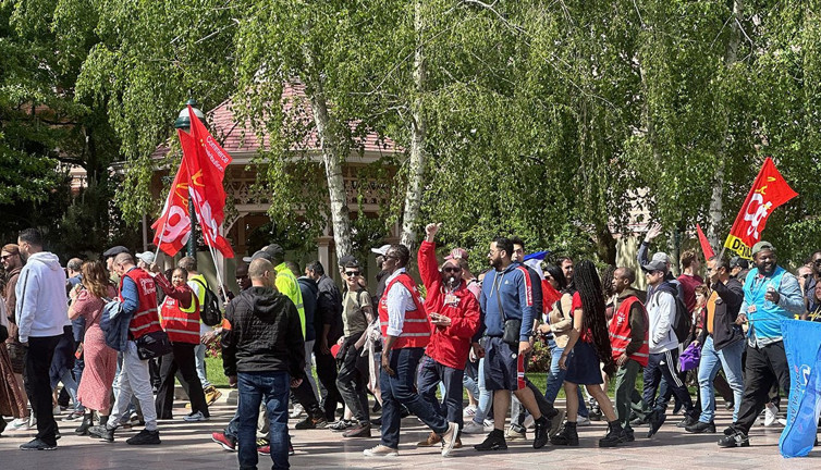 Disneyland Paris çalışanları greve gitti