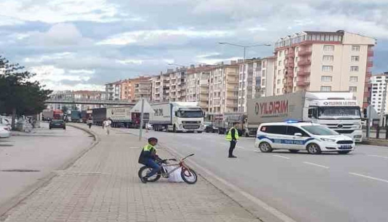Çorum'da bir garip olay: Çıkmaz sokağa girdi, kaldırımı aşmaya çalıştı, trafiği kilitledi