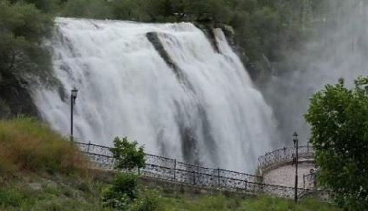 Tortum Şelalesi coştu yürüyüş yolu kapatıldı