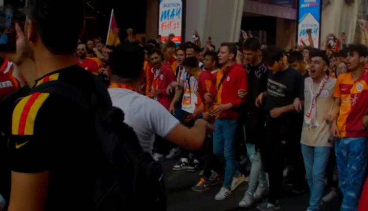 Galatasaray taraftarından İstiklal Caddesi'nde mülteci protestosu. Taksim'i inlettiler