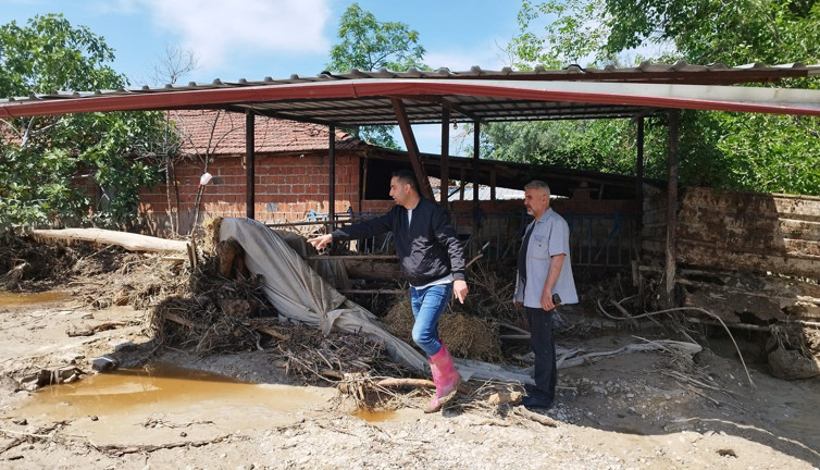 Sel suları sürükledi. Çiftçi hüngür hüngür ağladı