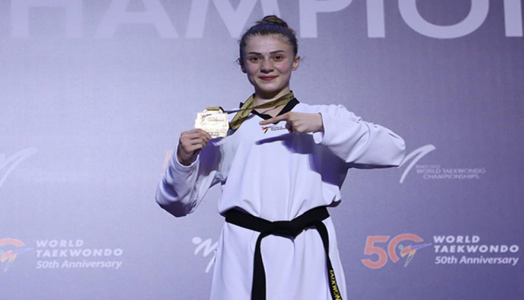 Merve Dinçel, madalyasını ülkenin pes etmeyen kadınlarına ve kız çocuklarına adadı