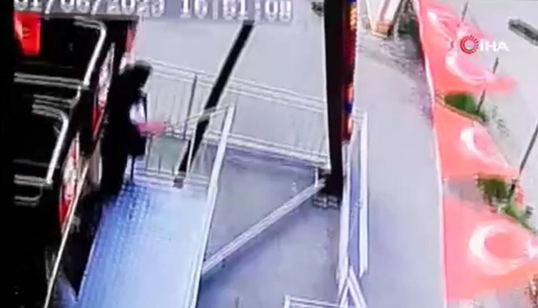 Lunapark'taki gondola hareket halinde binmeye kalktı ölümden döndü