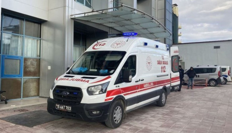 Kız arkadaşlarına baktığı iddiasıyla inşaat işçisini bıçakladı