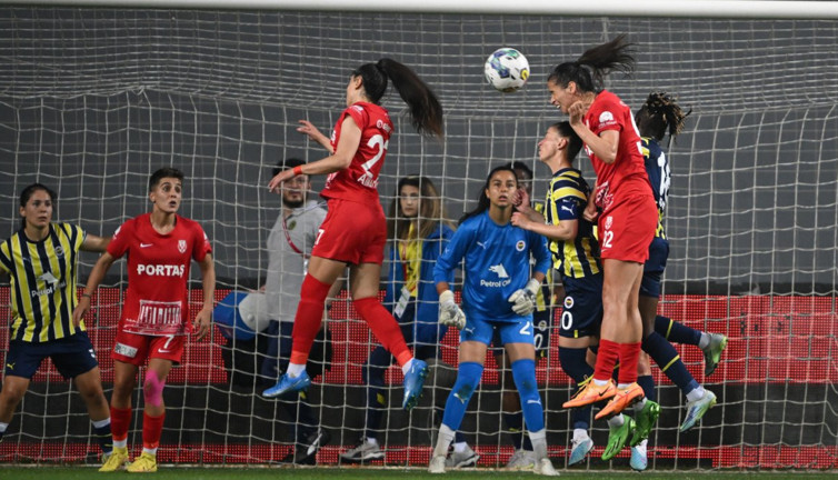 Fenerbahçe Kadınlarda da şampiyon olamadı. Şampiyon Fomget G.S.K