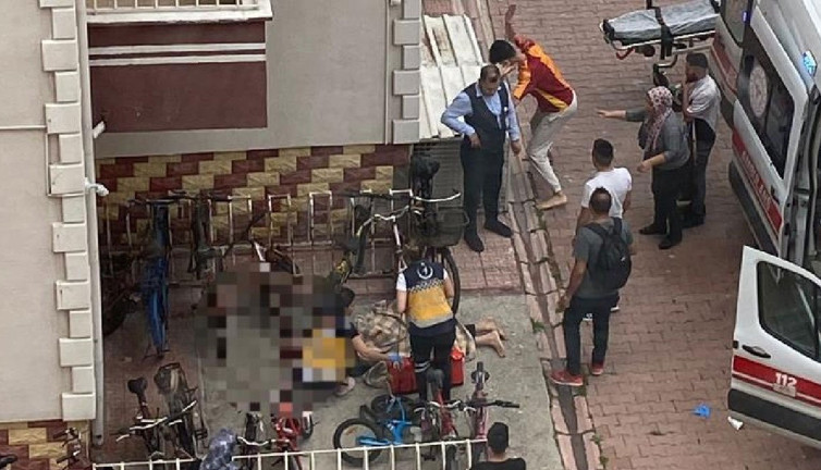 3'üncü kattan düşen 21 yaşındaki genç hayatını kaybetti