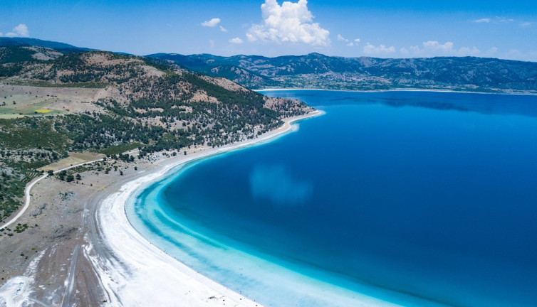 Salda gölüne bir hançer daha. NASA'nın “ayakkabı ile bile girilmemeli" dediği can çekişen Salda'ya kötülüğe doyulmadı
