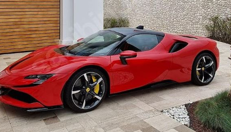 AKP'liden satılık Ferrari. Vergi kurnazlığıyla Ferrari'yi çok ucuza almıştı
