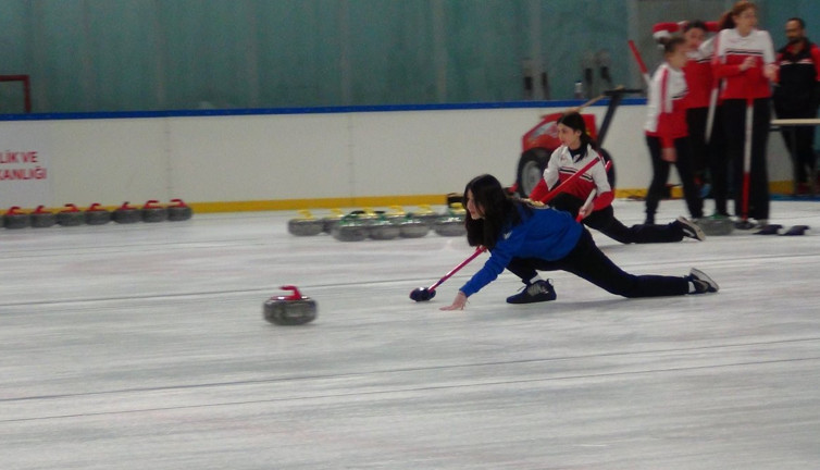 Kars’ta Curling heyecanı