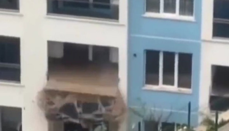 Dehşete düşüren görüntüler: Sel evin içinden geçti