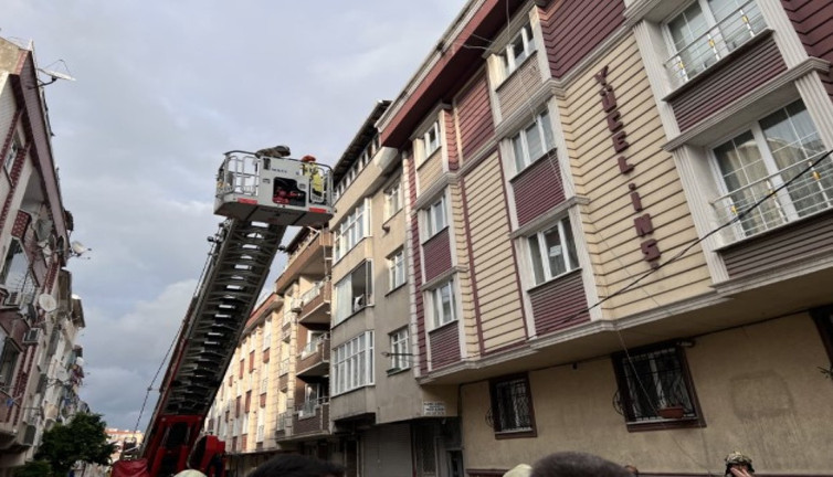 Sultangazi'de merdivenleri çöken binadaki 12 kişiyi itfaiye kurtardı