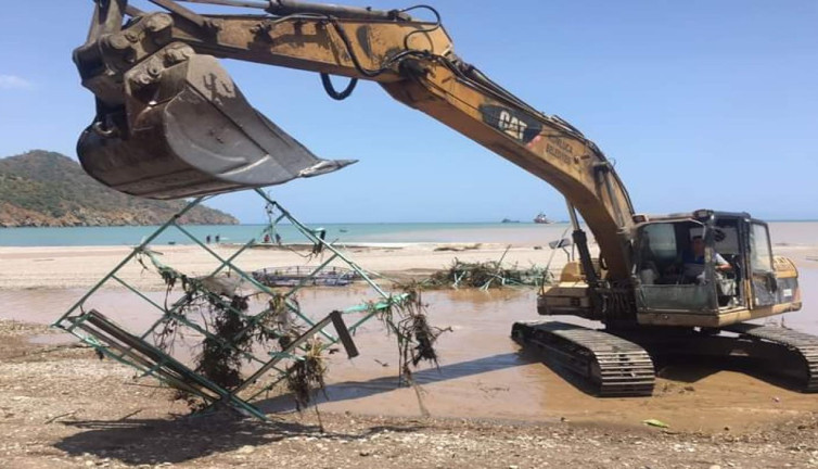 Antalya'da sağanak sele dönüştü: Çardaklar yıkıldı, araçlar sürüklendi
