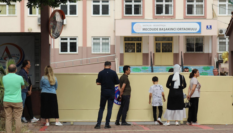 Çocuklar sınavda, aileleri dışarıda heyecan yaşadı