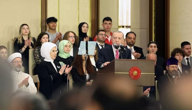 Erdoğan'ın yemin törenine askeri öğrencilerin zorla götürüldüğü ortaya çıktı. Askeri öğrencilere harçlıklarıyla takım elbise almaları için emir verilmiş