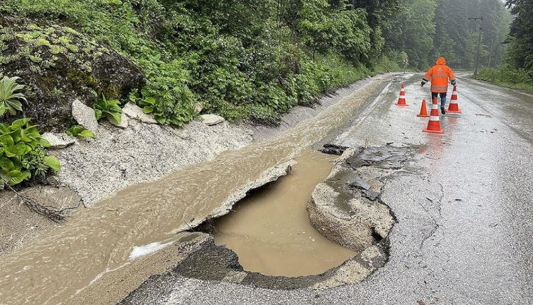 Bolu-Abant kara yolunda sağanak! Yol çöktü, su taşkınları yaşandı
