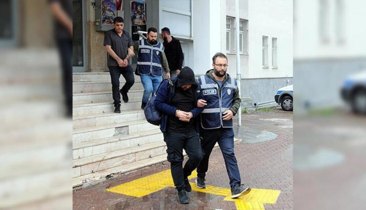 Biri suç makinesi 2 hükümlü saklandıkları adreste yakalandı
