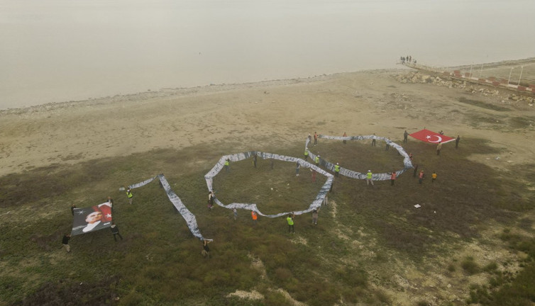 Yağan yağmur Burdur Gölü'ne yetmedi: Burdur Gölü'ne çelenk bırakıldı