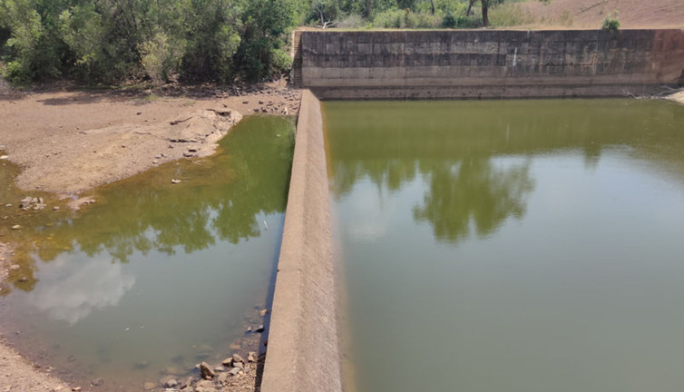 4 milyon litre suyu tahliye ettirmişti. Suya düşen telefonunu almak için barajı boşalttıran yetkiliye para cezası