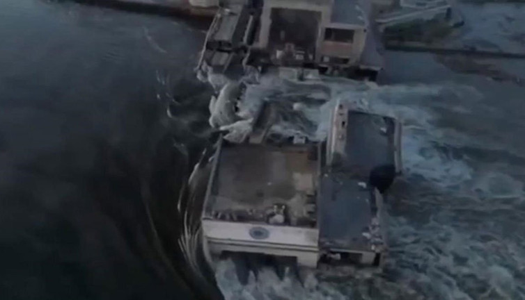 Ukrayna'da Kakhovka Barajı vuruldu, bölge sel tehdidiyle karşı karşıya