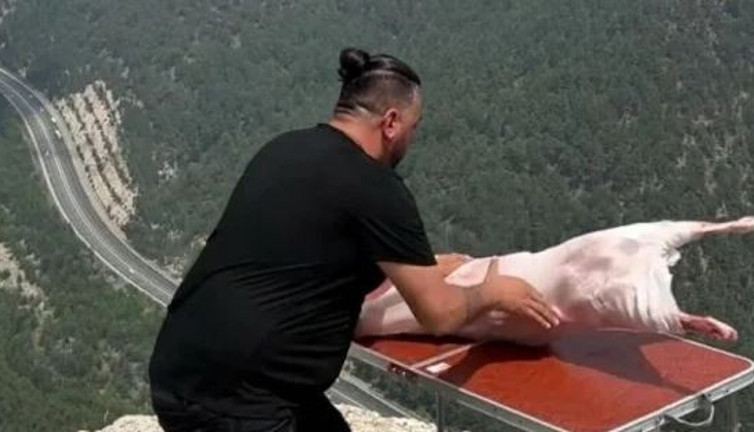 Şov yapayım derken 7 bin TL'lik kuzuyu uçurumdan düşürdü